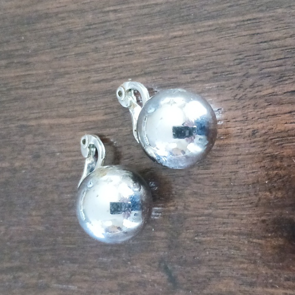 Classic Vintage Monet Silvertone Clip earrings large ball/ bead shape patent pen